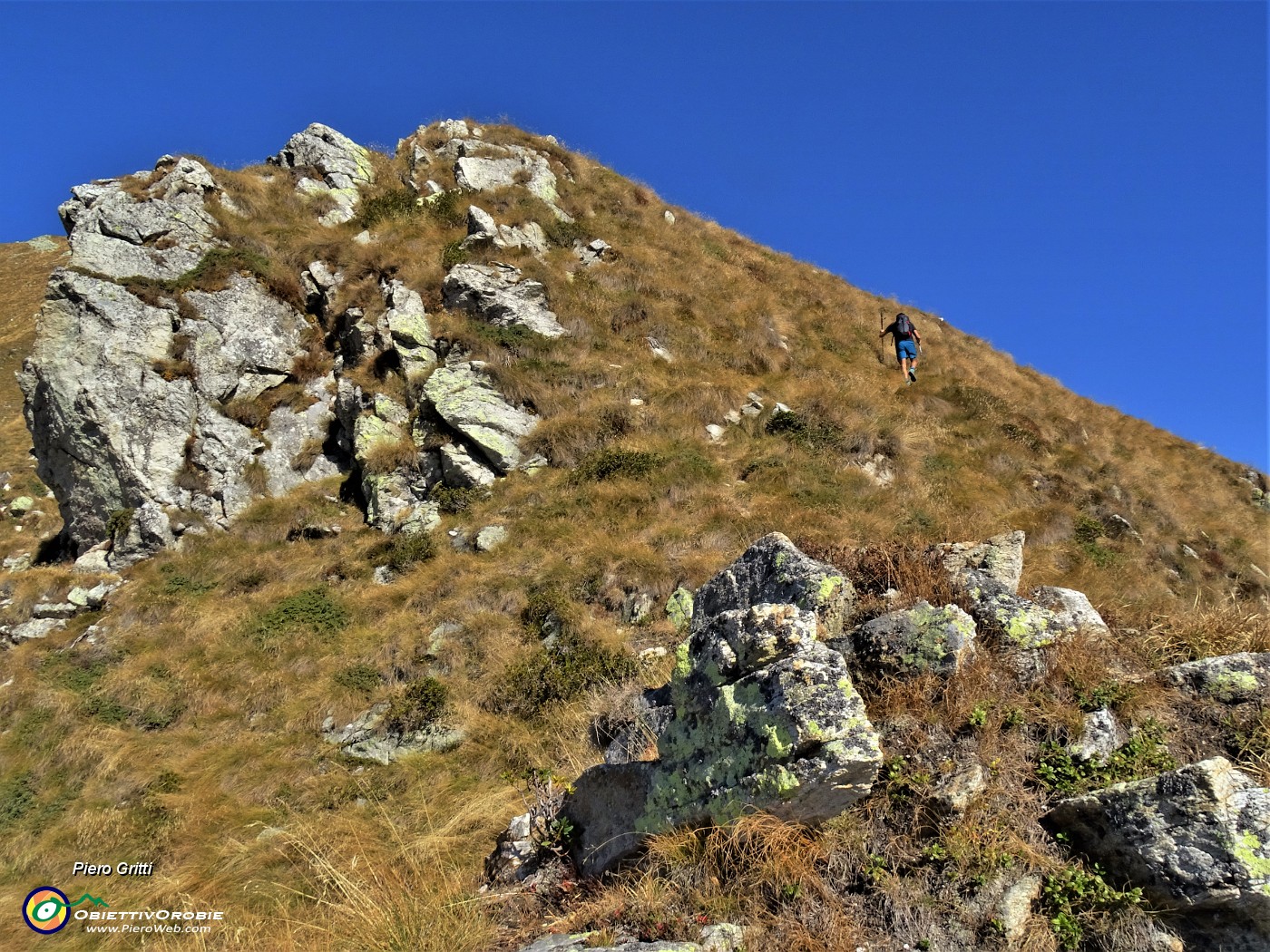 40 E qui aggiriamo a dx l'impegnativo roccione.JPG